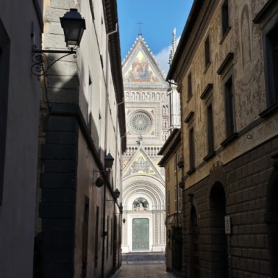 Orvieto - Il Duomo da via Maitani
